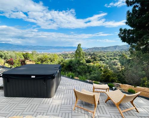 Photo de la galerie de l'établissement CASA LC chambre2 vue Mer Jacuzzi, à Ajaccio