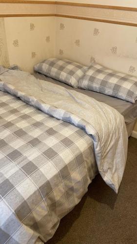 2 Betten nebeneinander in einem Zimmer in der Unterkunft Harper Close in West Thurrock