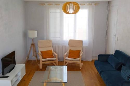 昂熱的住宿－Maison 6 chambres avec jardin à Angers，客厅配有蓝色的沙发和两把椅子