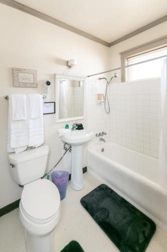 a bathroom with a white toilet and a sink at Memphis Belvedere Suites Studio in Memphis
