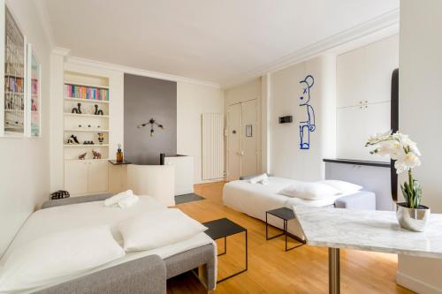 パリにあるSLEEPOO - Fabulous 8のベッドルーム1室(ベッド2台付)、リビングルームが備わります。