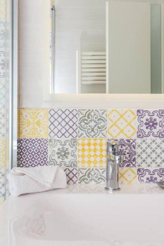 La salle de bains est pourvue d'un miroir et d'un lavabo blanc. dans l'établissement Luxury 3 Bd Aptment with Sea view, à Cannes