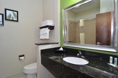 Koupelna v ubytování Quality Inn & Suites Kenedy - Karnes City