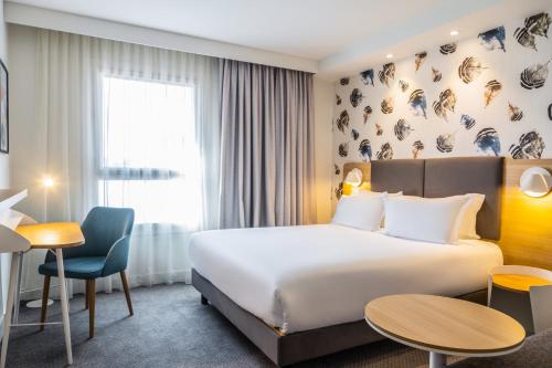 een hotelkamer met een bed en een bureau bij Holiday Inn Perpignan, an IHG Hotel in Perpignan