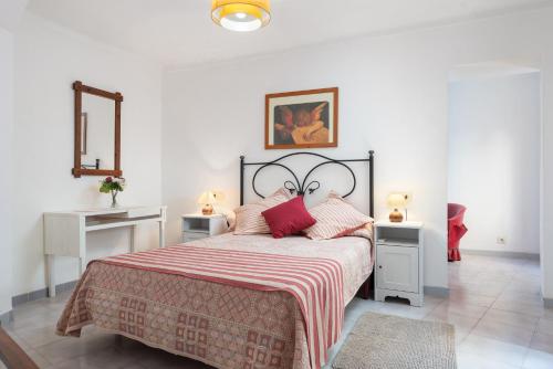 Кровать или кровати в номере Townhouse Can Bregat