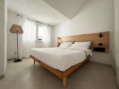 een slaapkamer met een groot bed met witte lakens bij Luxury sea view home/4-min walk to beach in Marinella