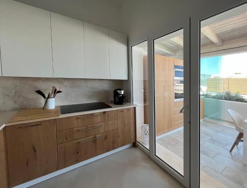 Virtuvė arba virtuvėlė apgyvendinimo įstaigoje Luxury sea view home/4-min walk to beach