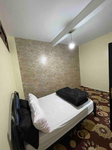 una piccola camera con un letto bianco di La Casa votre hébergement idéal a Dakhla