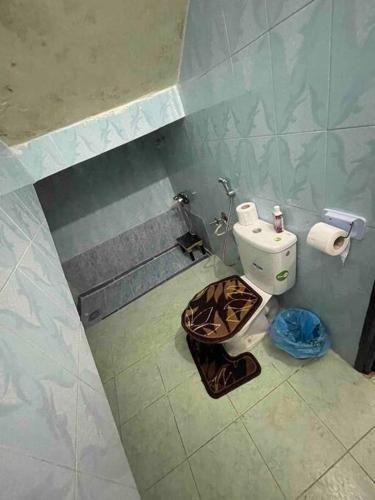a small bathroom with a toilet in a room at La Casa votre hébergement idéal in Dakhla