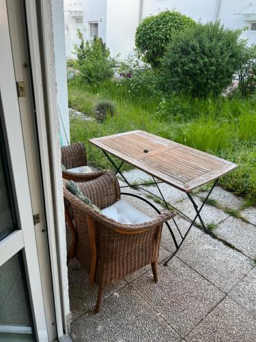 una mesa y sillas en un porche con mesa, mesa y sillas en Wunderschöne 1-Zimmer Wohnung en Wiesbaden