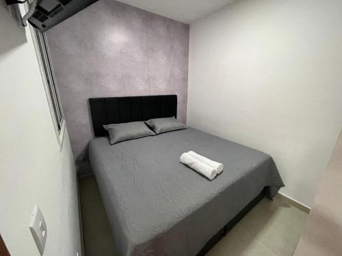 - une petite chambre avec un lit et une serviette dans l'établissement Expo Center - Apartamento 4, à São Paulo