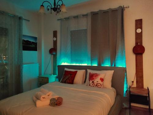 een slaapkamer met een bed met twee handdoeken erop bij Kasoni Home , Απόλυτα κεντρικό διαμέρισμα μπροστά στη λίμνη in Kastoria