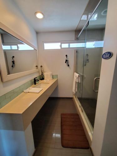 a bathroom with two sinks and a shower at Sea Horse Resort in San Clemente