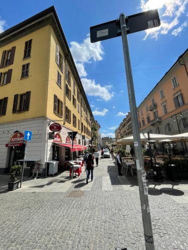 Avdkapartment في ميلانو: علامة على شارع على عمود في شارع المدينة