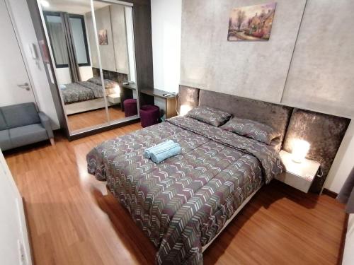 A bed or beds in a room at Duplex 3R2B Condo with lots of entertainments around!
