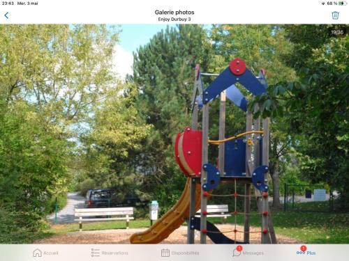 デュルビュイにあるEnjoy Durbuy 5の公園内の滑り台のある遊び場