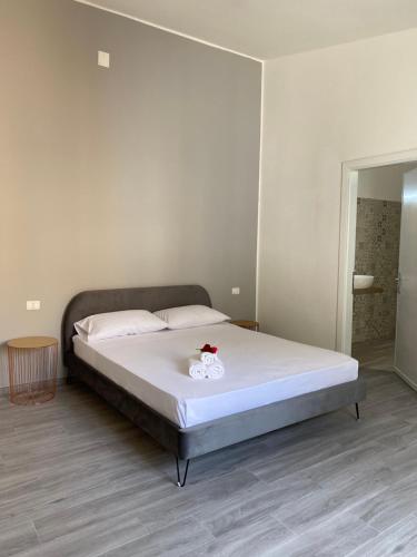 a bedroom with a bed with a flower on it at PALM House Affitta camere in Tortolì