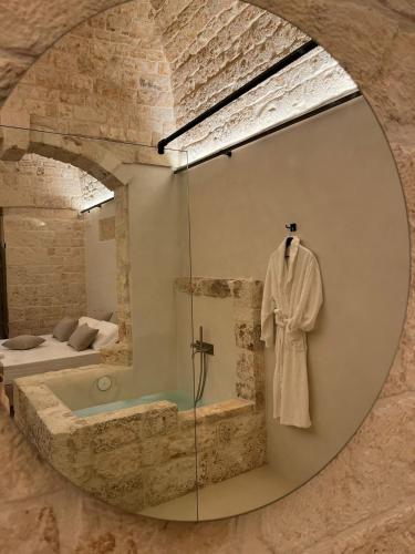 einen Spiegel im Bad mit Badewanne in der Unterkunft BORGANTHIA - IL CHIOSTRO DEI MEDICI in Alberobello