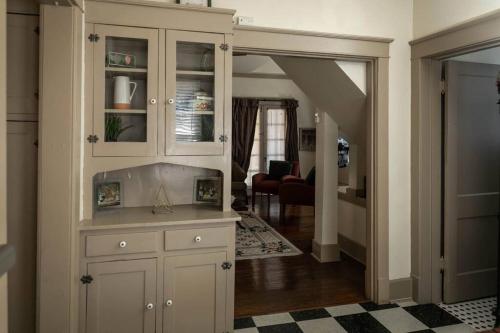 een keuken met witte kasten en een woonkamer bij Memphis Belvedere Suites Upper Queen loft 1 Bedroom in Memphis