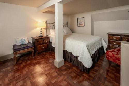 een slaapkamer met een groot bed en houten vloeren bij Memphis Belvedere Suites Upper Queen loft 1 Bedroom in Memphis