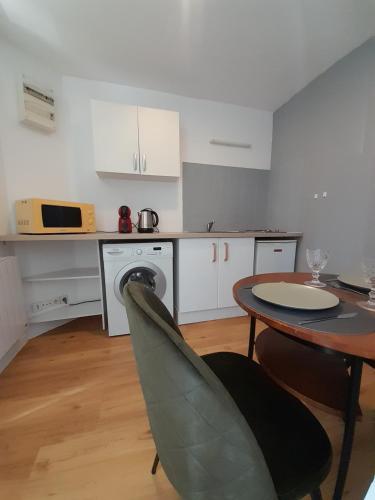 une cuisine avec une table et une table ainsi qu'une salle à manger dans l'établissement Manifique T1 centre ville Saint-Leu 2 pers WIFI, à Amiens