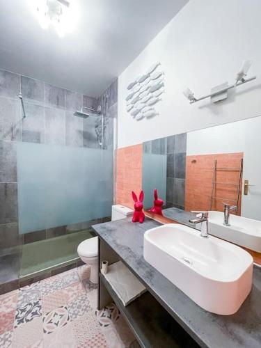 une salle de bain avec un lavabo et des toilettes dans l'établissement César - 4 prs - Parking - Wifi, à Cassis