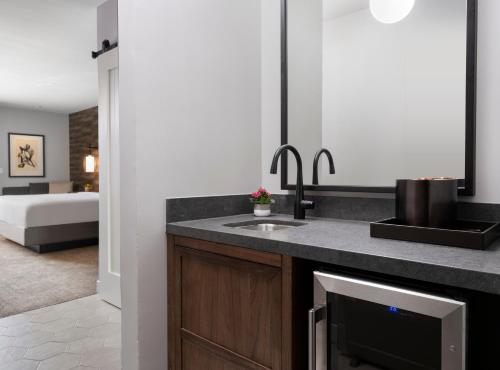 a kitchen with a sink and a bed in a room at Napa Winery Inn in Napa