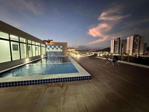 a swimming pool on the roof of a building at Vizinho ao Shopping Caruaru Cobertura 14 andar in Caruaru