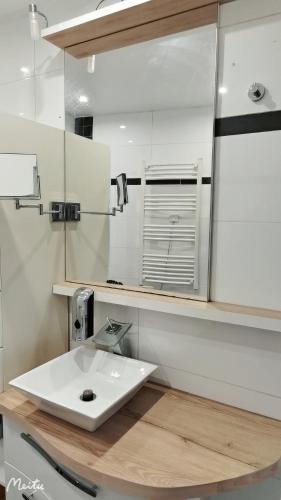 une salle de bain avec un lavabo blanc et un miroir dans l'établissement home, sweet home, à Vitry-sur-Seine