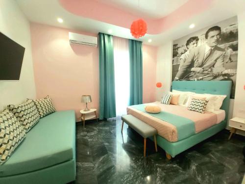 um quarto com uma cama e um sofá em Nostalgia Retro Suites em Naxos Chora