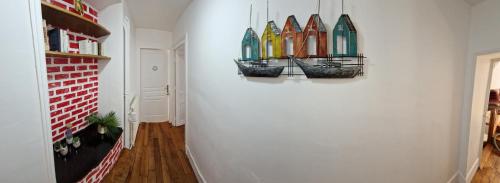 un couloir avec trois planches de surf sur un mur dans l'établissement La MOULINE, à Groléjac