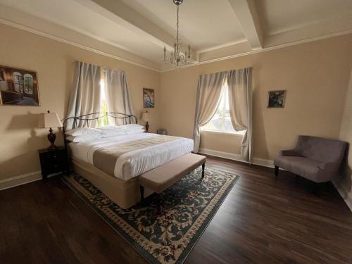 1 dormitorio con 1 cama, 1 silla y 1 ventana en Berkeley City Club Hotel, en Berkeley