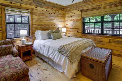 Giường trong phòng chung tại Beaver Lake Vacation Rental with Private Hot Tub!
