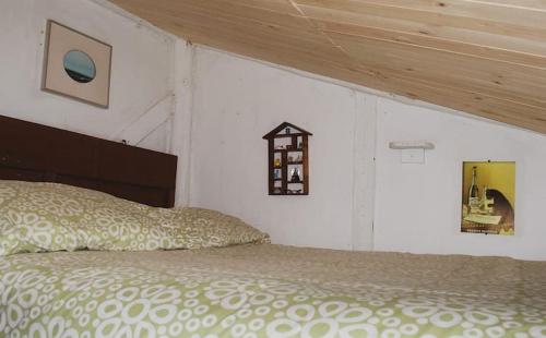 - une chambre avec un lit et un miroir mural dans l'établissement Yupi, à Guasca