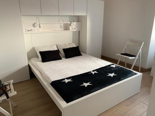 um quarto com uma cama branca com estrelas em Fazenda Apartments - Apartment 1 em Lajes das Flores