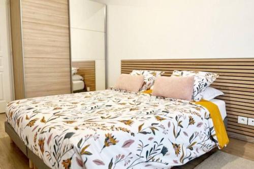 1 dormitorio con 1 cama grande y 2 almohadas en Appartement T2 vue panoramique sur Annecy en Seynod
