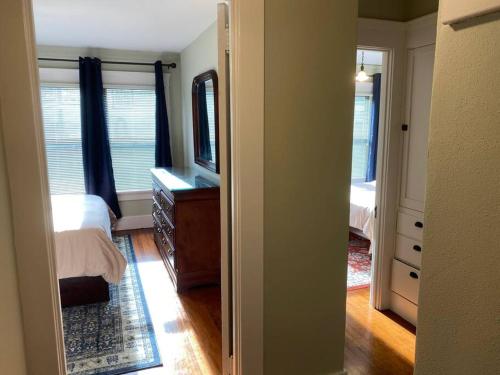 Ένα ή περισσότερα κρεβάτια σε δωμάτιο στο Historic Downtown Flat, # 1
