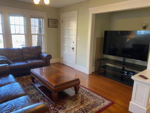Μια τηλεόραση ή/και κέντρο ψυχαγωγίας στο Historic Downtown Flat, # 1