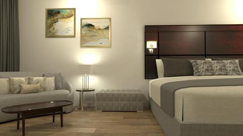 - une chambre avec un lit et un canapé dans l'établissement Country Place Hotel, à Los Mochis