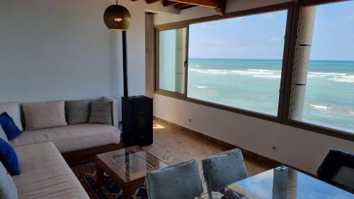 sala de estar con vistas al océano en Chambre bord de mer, en Asilah