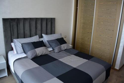 Katil atau katil-katil dalam bilik di AGADIR BAY Appartement de haut standing 140m2