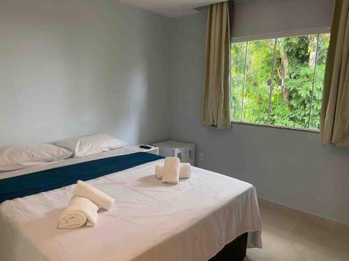 1 dormitorio con 1 cama con 2 toallas en Casa Maha, en Niterói