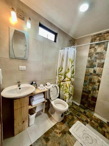 ein Badezimmer mit Waschbecken, Toilette und Dusche in der Unterkunft Freddy`s Place B&B in Monteverde Costa Rica