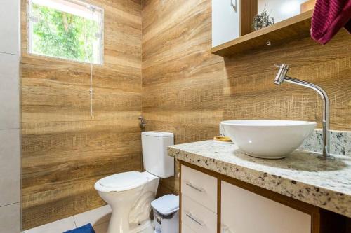 uma casa de banho com um WC e um lavatório em Casa Maha em Niterói