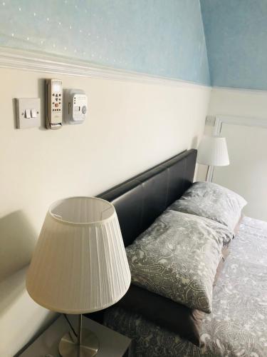 1 dormitorio con 1 cama con 2 lámparas en AC Hideout en Rochford