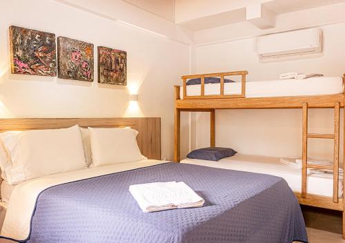 a bedroom with two beds and a bunk bed at Senderos del Mar - Tayrona in Buritaca
