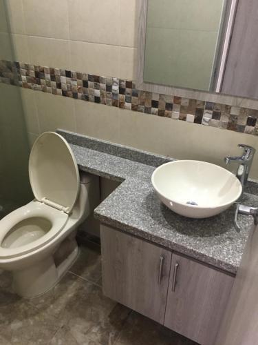 bagno con servizi igienici e lavandino di Apartamento villavicencio a Villavicencio