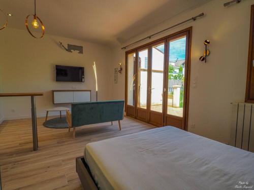 une chambre avec un lit, une table et un canapé dans l'établissement Studio Meublé à Bagneux, avec climatisation et parking payants, à Bagneux