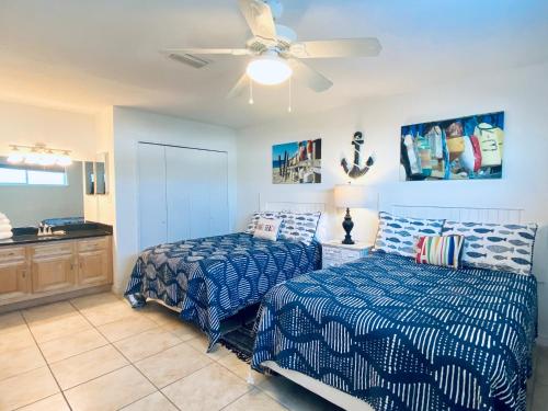 1 Schlafzimmer mit 2 Betten und einem Deckenventilator in der Unterkunft Sugar Beach 321 by ALBVR - Beautiful condo at the beach from ALBVR! in Gulf Shores