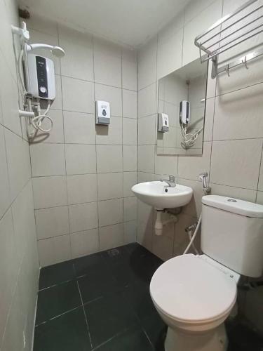 Bilik mandi di One Point Hotel